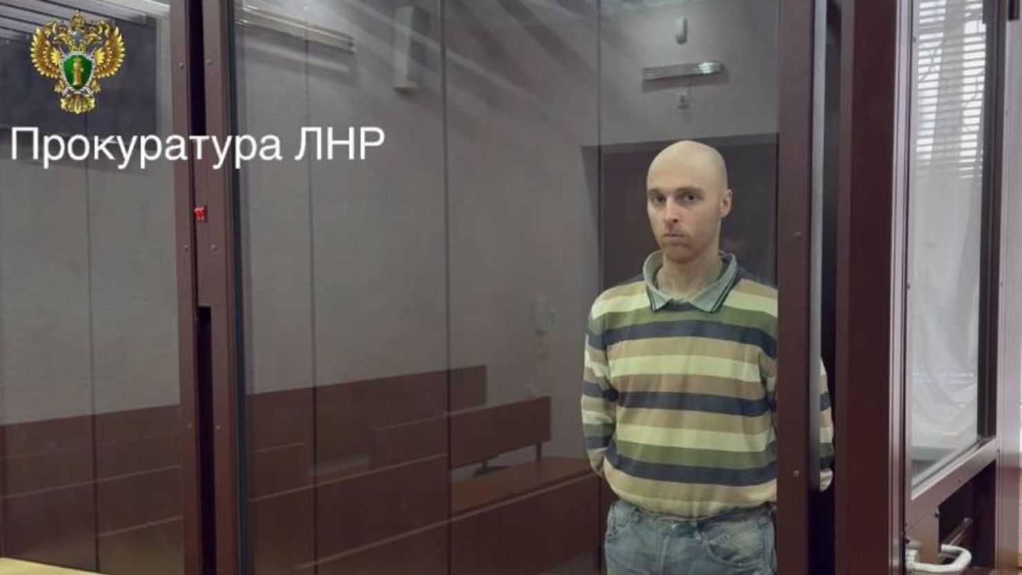 Oscar Jenkins, un australiano condenado a 13 años de prisión por luchar junto a las fuerzas ucranianas contra Rusia, comparece ante un tribunal en Luhansk, ciudad controlada por Rusia, en el este de Ucrania, el viernes 16 de mayo de 2025.