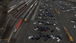 En una vista aérea, se retiran vagones nuevos de un tren en una estación de ferrocarril el 4 de marzo de 2025 en Richmond, California.