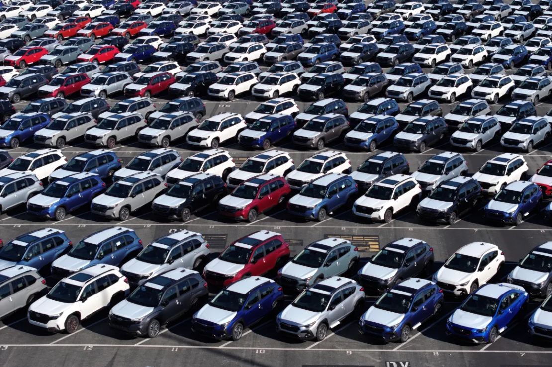 Los autos Subaru nuevos se encuentran en un depósito en Richmond, California. Los vehículos importados como estos ahora enfrentan aranceles del 25%