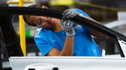 Empleados instalan piezas en una puerta de la fábrica de Mercedes-Benz en Vance, Alabama.