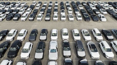 Vehículos nuevos estacionados en el muelle del Centro de Preparación de Vehículos Mercedes Benz en Baltimore, Maryland, el 31 de marzo de 2025.