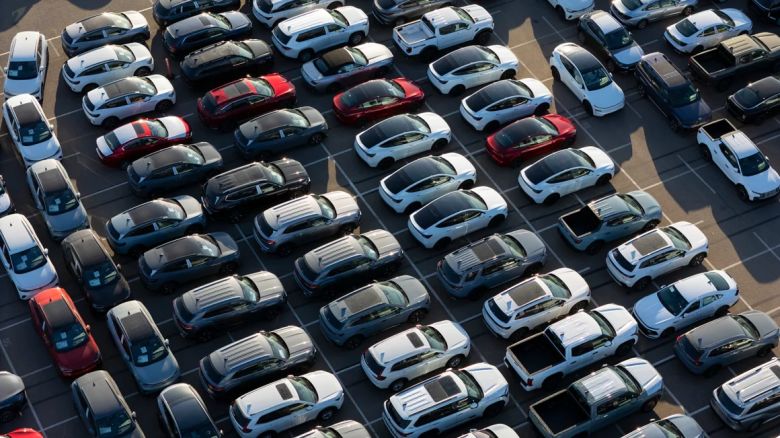 Vehículos nuevos estacionados en la Terminal Marítima de National City, California, un importante puerto de importación y exportación de vehículos.