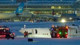 Un avión de Delta Air Lines yace boca abajo después de estrellarse al aterrizar en el Aeropuerto Internacional Pearson de Toronto en Mississauga, Ontario, el lunes.