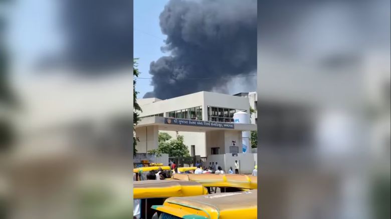 Un avión de pasajeros de Air India se estrelló cerca del aeropuerto de Ahmedabad el jueves