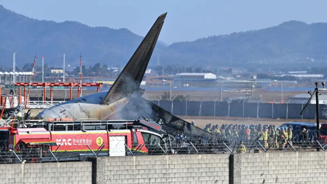 Bomberos y miembros del equipo de rescate trabajan en la pista del Aeropuerto Internacional de Muan en Muan, Corea del Sur, el domingo 29 de diciembre de 2024.