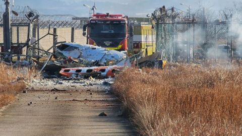 Los bomberos trabajan para extinguir un incendio en el Aeropuerto Internacional de Muan en Muan, Corea del Sur, el domingo 29 de diciembre de 2024.