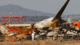 Solo dos personas sobrevivieron al trágico accidente del vuelo 2216 de Jeju Air el 29 de diciembre. Ambos eran tripulantes de cabina sentados en la cola del avión.<br /><br />