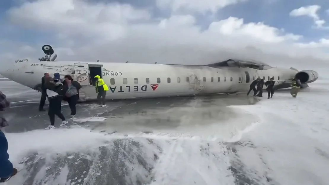 Una imagen de un vídeo muestra el avión al revés el lunes.