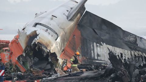 Un bombero trabaja en los restos de un avión de pasajeros en el Aeropuerto Internacional de Muan en Muan, Corea del Sur, el 30 de diciembre de 2024.