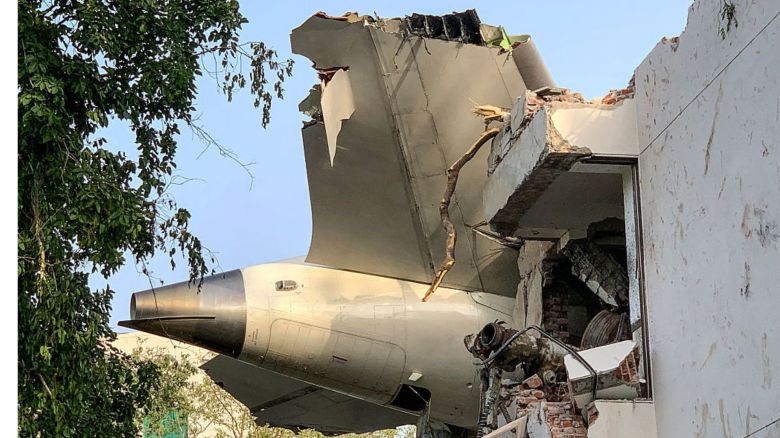 La parte trasera del vuelo 171 de Air India se muestra en el lugar tras estrellarse en una zona residencial cerca del aeropuerto de Ahmedabad el 12 de junio de 2025.