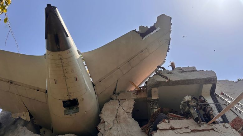 Una foto compartida por la Fuerza Central de Seguridad Industrial de India muestra los escombros del avión.