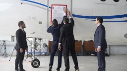 Un cartel de "incautado" se coloca en un avión del Gobierno de Venezuela durante una conferencia de prensa donde el Secretario de Estado de Estados Unidos, Marco Rubio, anunció su incautación en el Aeropuerto Internacional La Isabela en Santo Domingo, el 6 de febrero de 2025.