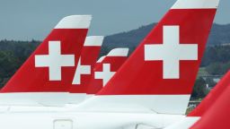 Los aviones de pasajeros de Swiss International Air Lines están en la pista del Aeropuerto de Zúrich el 14 de junio de 2021.