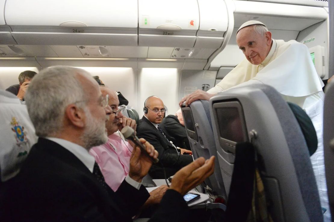 El papa Francisco responde a las preguntas de periodistas durante una conferencia de prensa a bordo de un vuelo papal desde Brasil, el 29 de julio de 2013.