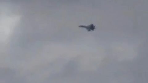 Un avión vuela cerca de un petrolero con destino a Rusia en el mar, en el Golfo de Finlandia, en esta captura de pantalla tomada de las redes sociales, el 13 de mayo de 2025