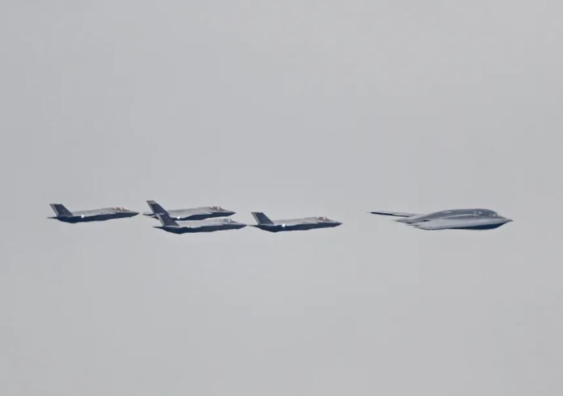Aviones F-35 y un bombardero B-2 acompañan al avión que transporta al presidente de Rusia, Vladimir Putin, a su llegada a la base conjunta Elmendorf-Richardson en Alaska, Estados Unidos, el 15 de agosto de 2025.