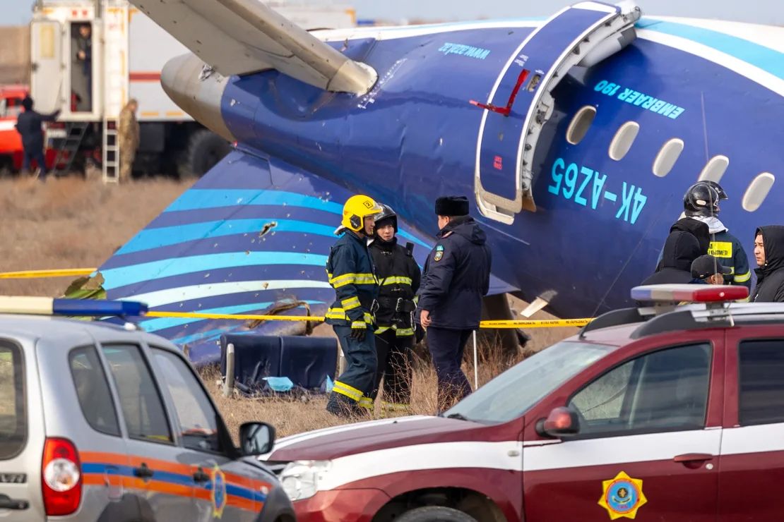 de equipos de emergencia en el lugar en el que cayó el avión de Azerbaijan Airlines, en Aktau, Kazajstán.