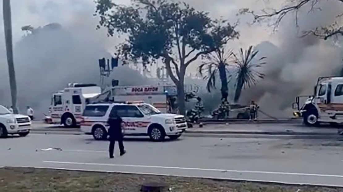 Socorristas cerca del lugar de un accidente aéreo en Boca Ratón, Florida, el 11 de abril de 2025.