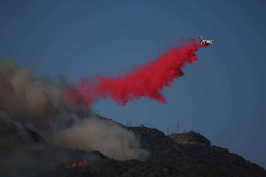 Un avión arroja retardante de fuego sobre la zona del incendio de Palisades el martes.