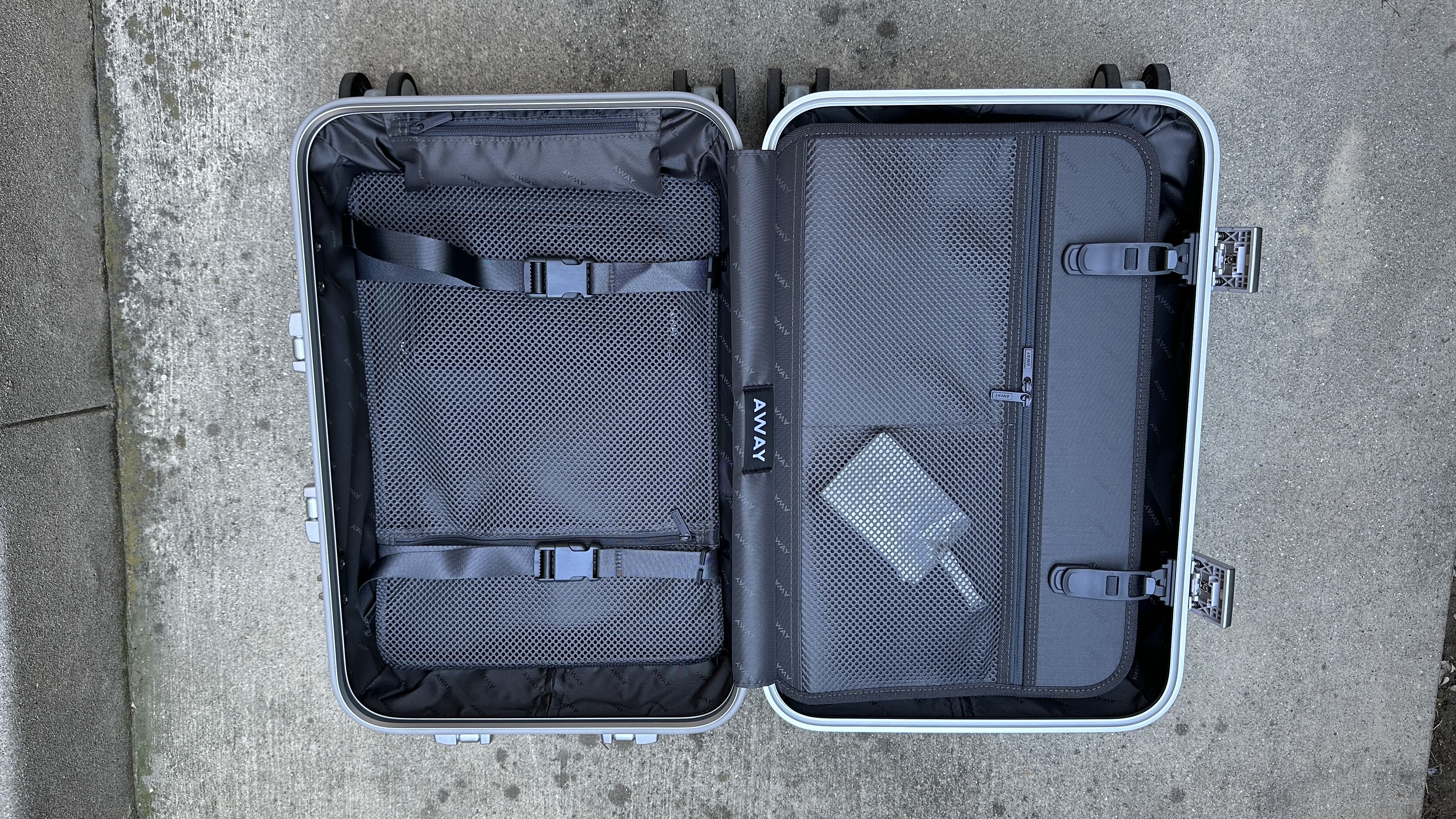 Classic Check-In M Aluminium Suitcase, Silver