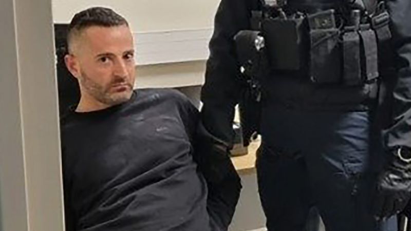 Италиански мафиотски бос, който избяга от затвора, като завърза чаршафи, арестуван по време на романтична вечеря във Франция
