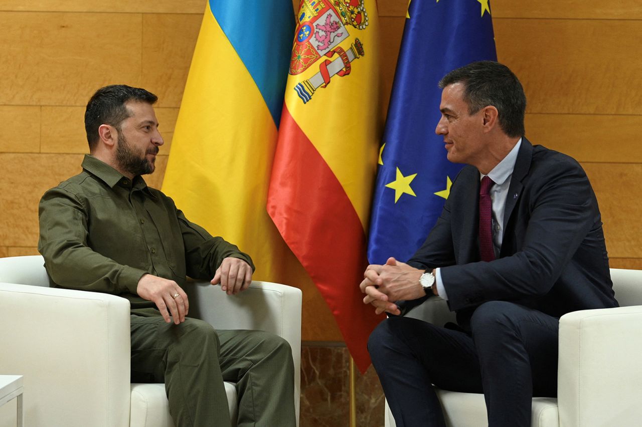 Spanish Prime Minister Pedro Sanchez speaks with?Ukraine's President Volodymyr Zelensky at the European Political Community Summit in Granada, Spain, on October 5.