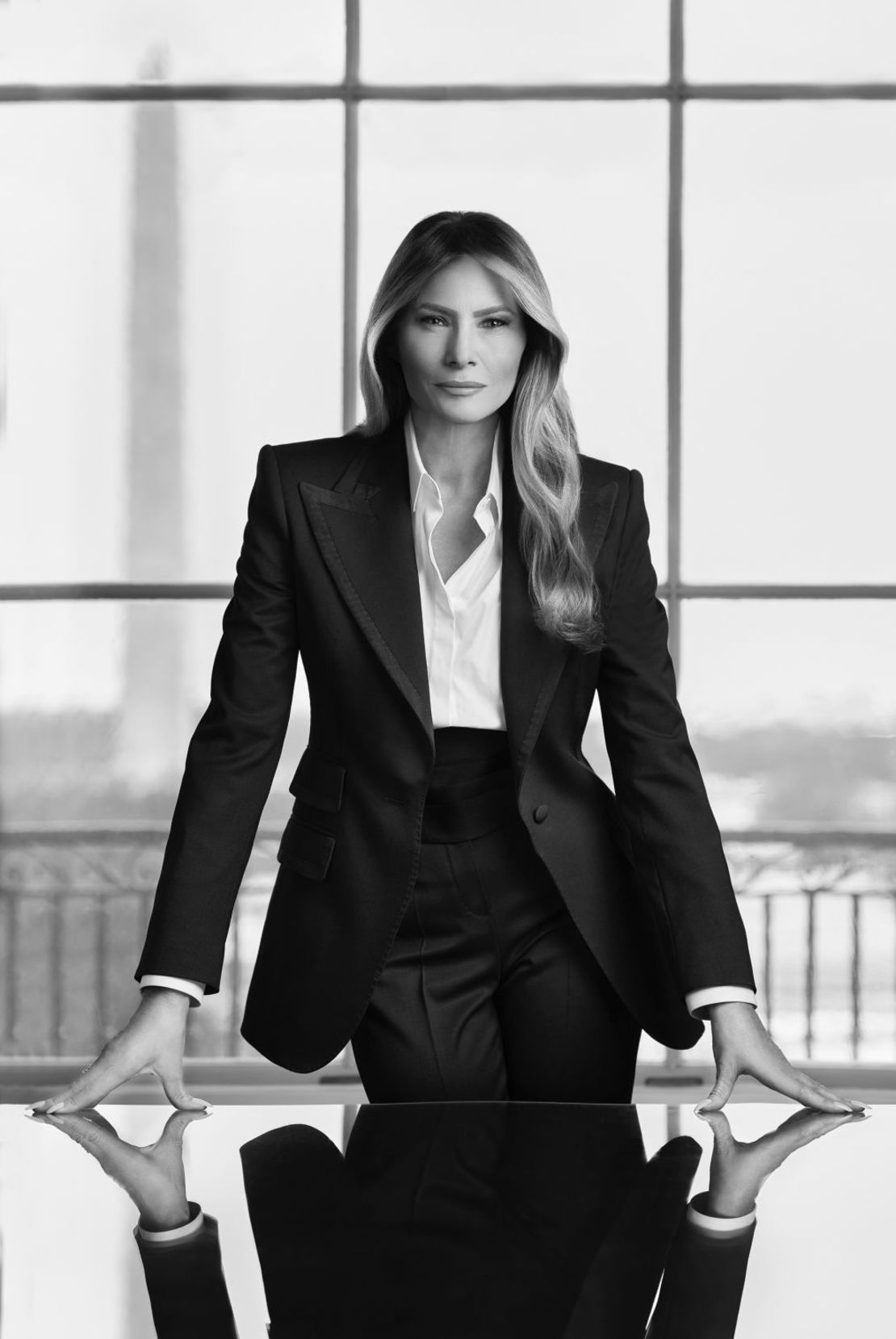 Los retratos de Trump de 2025 y 2017, realizados en escala de grises y con una típica pose de poder, son como la noche y el día.