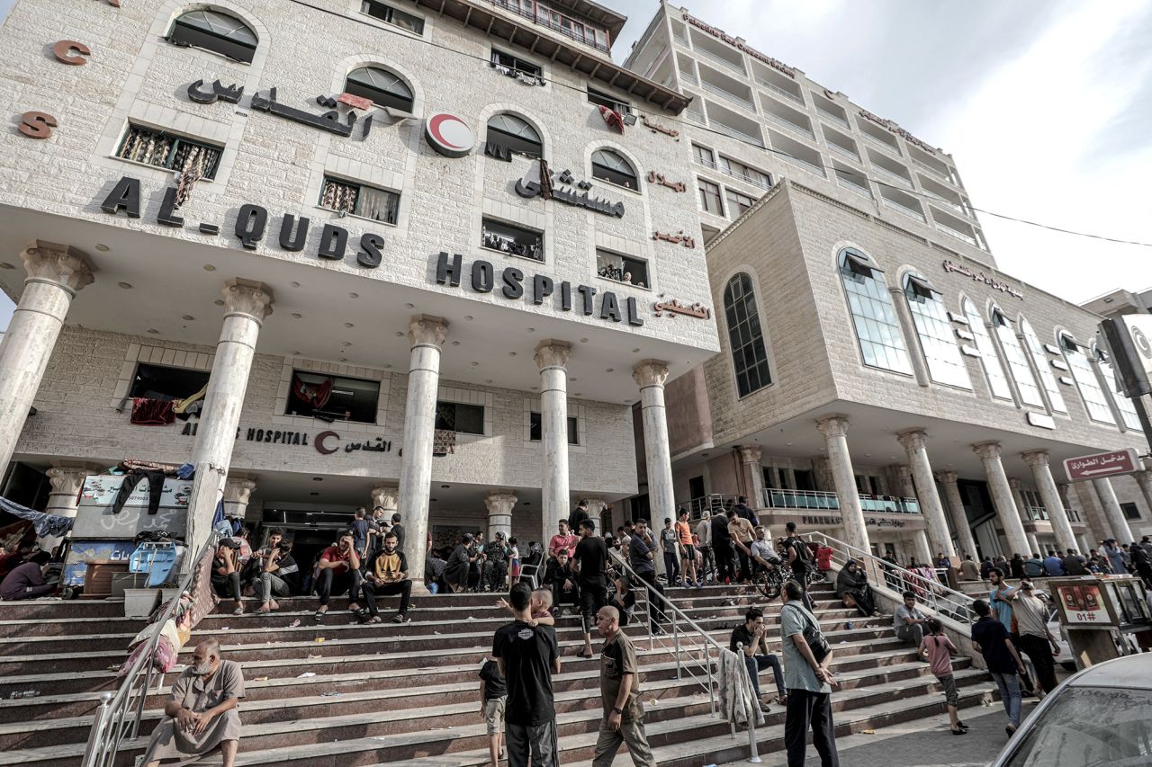 Palestinian people take shelter at the al-Quds Hospital in Gaza City, Gaza, on October 31.