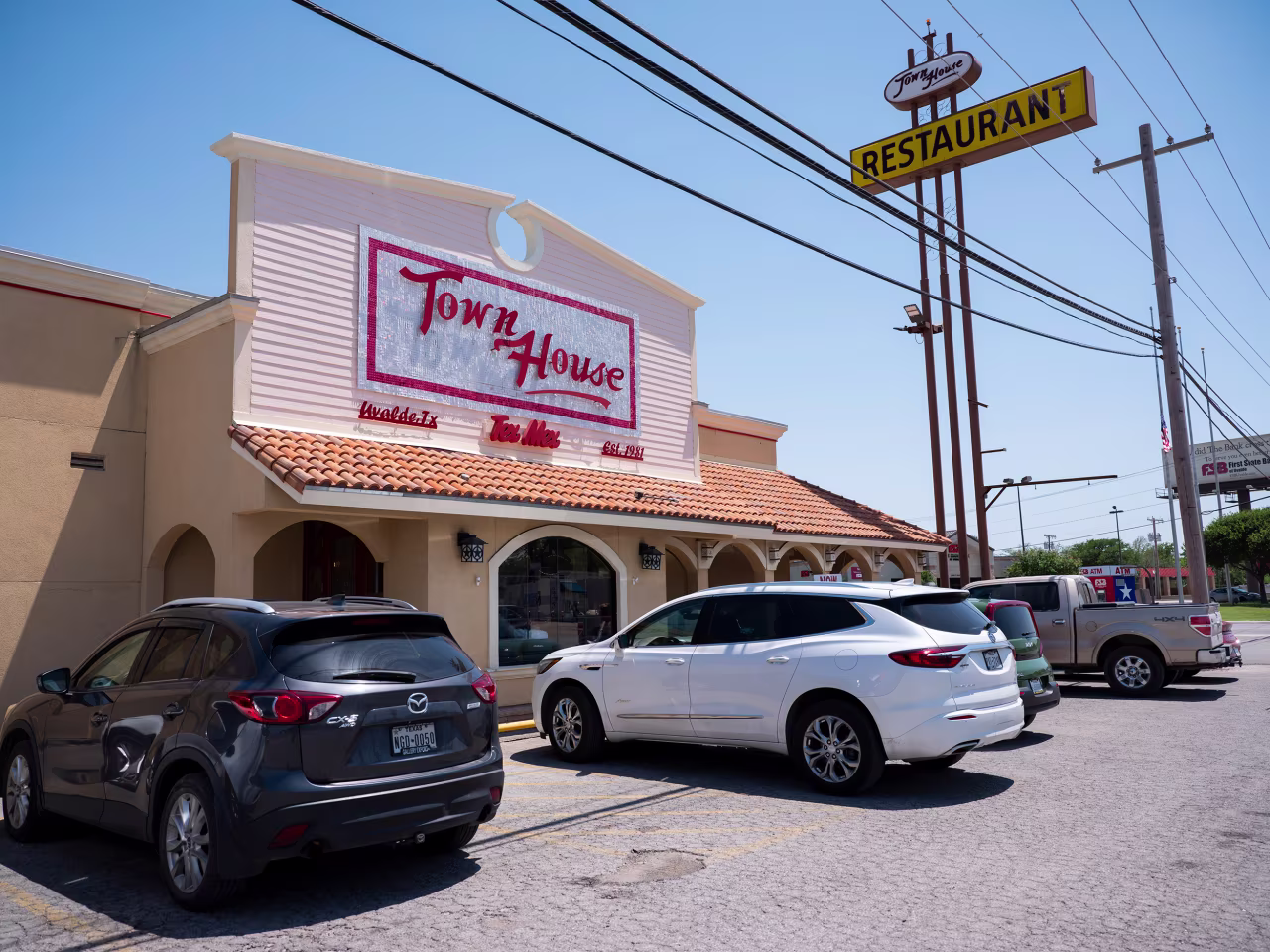 Town House restaurant is less than 3 miles from Robb Elementary School. 