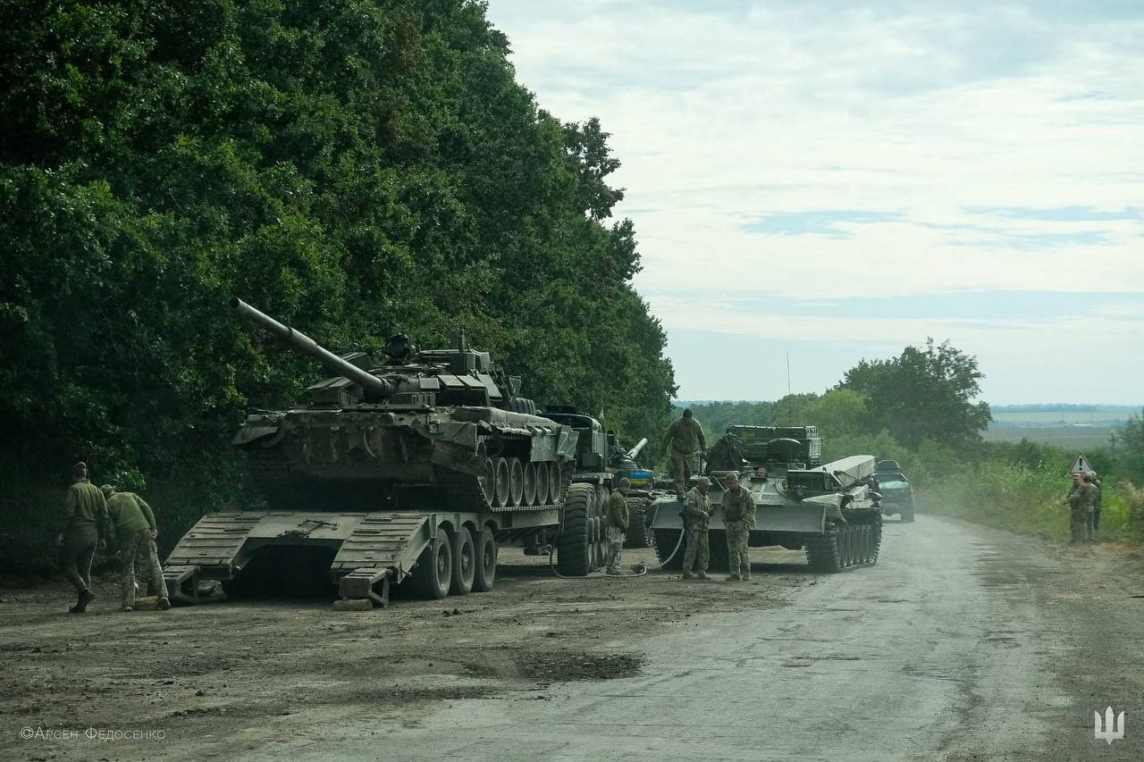 Ukrainian service members prepare to transport a Russian tank captured in the Kharkiv region on September 11. 