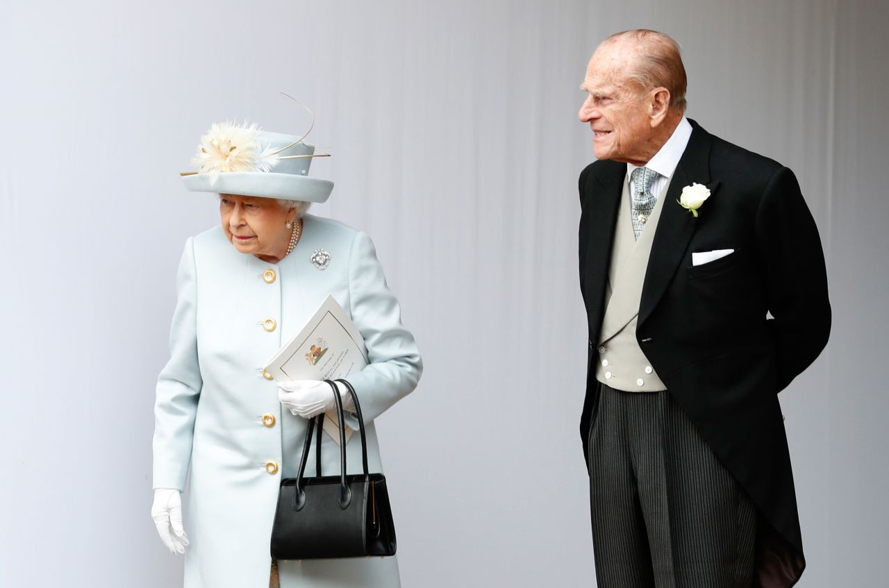 Britain's Queen Elizabeth II and Britain's Prince Philip, Duke of Edinburgh wait for a carriage at St George's Chapel, Windsor Castle, in Windsor, England, on October 12, 2018. 