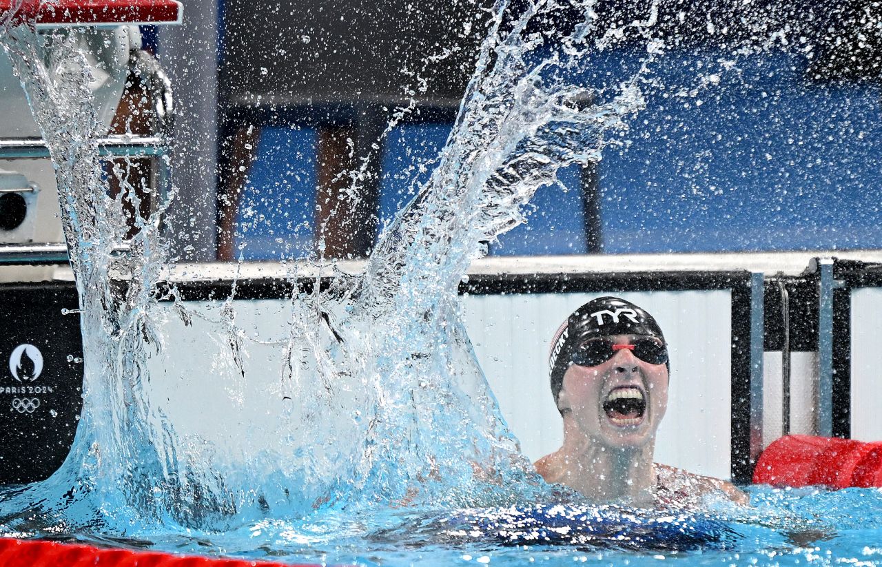 Katie Ledecky del equipo de EE.UU. celebra la victoria después de ganar la final femenina de natación estilo libre de 1.500 m el 31 de julio. (Bradley Kanaris/Getty Images)