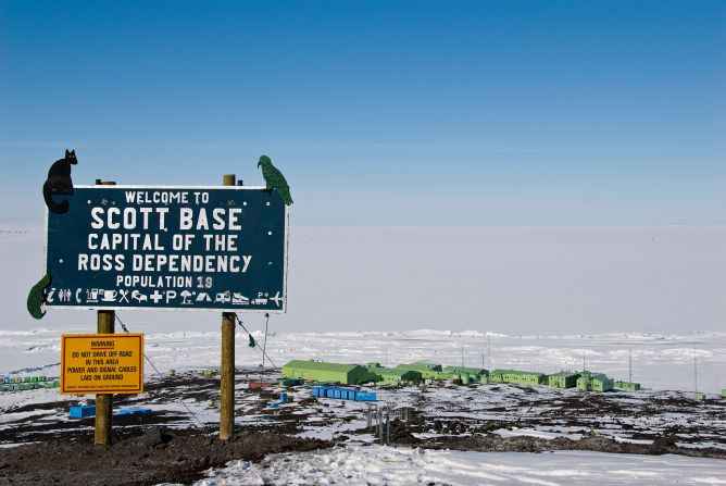 <strong>Scott Base:</strong> This base is run by New Zealand and is close to McMurdo.