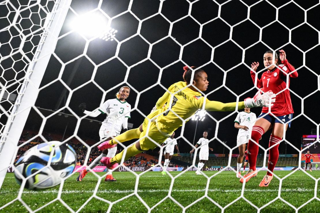 La centrocampista costarricense Melissa Herrera, a la derecha, marca ante la guardameta zambiana Catherine Musonda, en el centro, durante el partido entre Costa Rica y Zambia en el estadio Waikato de Hamilton, Nueva Zelanda, el 31 de julio. Saeed Khan/AFP/Getty Images