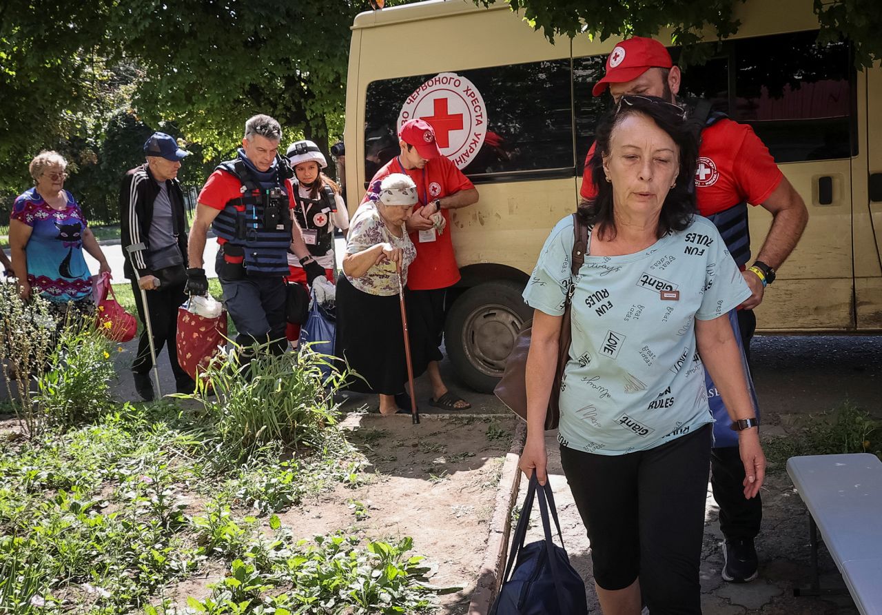 Red Cross volunteers help local residents to evacuate from the city of?Kupiansk-Vuzlovyi in Kharkiv region, Ukraine, on August 15.