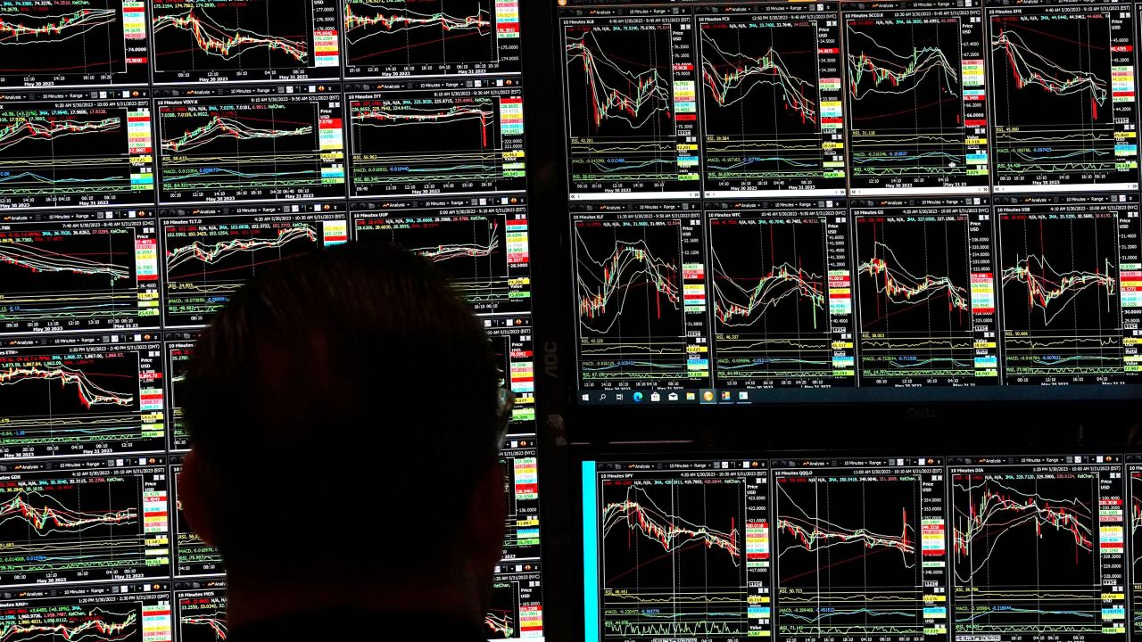 Traders work the floor of the New York Stock Exchange in New York City on May 31. 