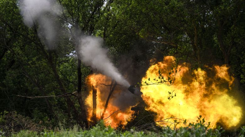 Ukrainian troops fire artillery on the Bahkmut frontline in Ukraine, on May 28. 