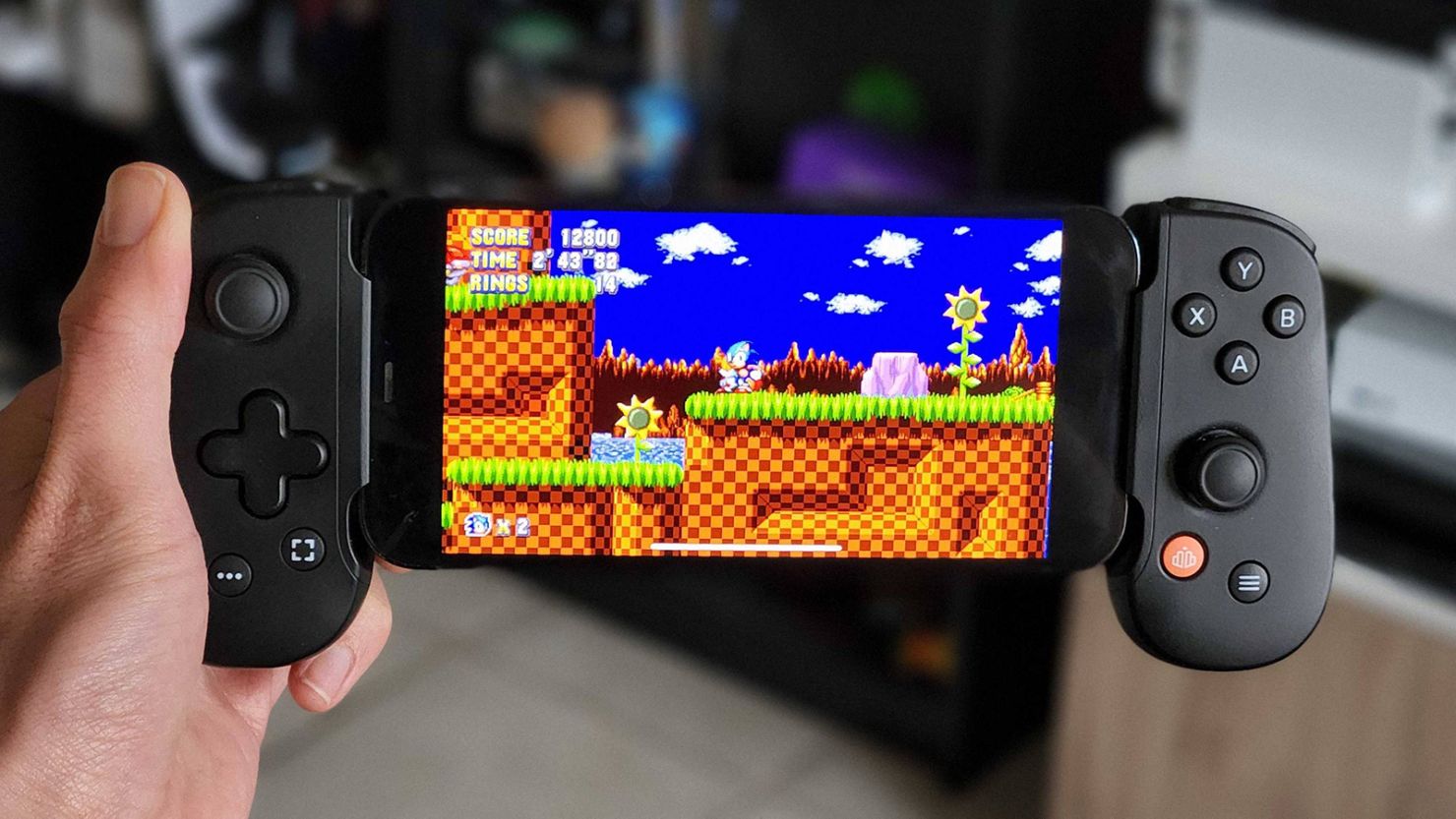 Xbox Phone Clip Converts Your Phone Into a Gaming Console