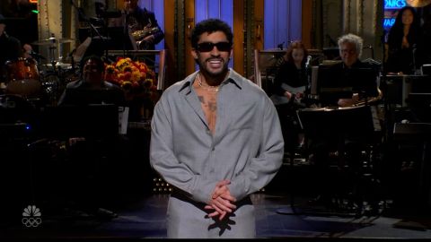 Bad Bunny durante su monólogo de apertura en "Saturday Night Live" el 4 de octubre de 2025.