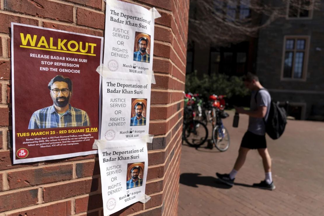 Volantes de apoyo a Badar Khan Suri, profesor de la Universidad de Georgetown, exigiendo su liberación de un proceso de deportación por sus opiniones sobre los palestinos y la guerra en Gaza, en la Universidad de Georgetown en Washington.