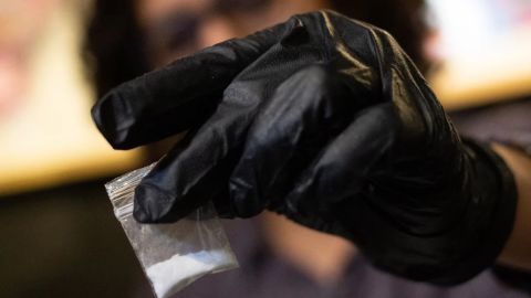 Una persona sostiene una bolsa de cocaína, para analizarla en busca de sustancias adulteradas, durante una fiesta techno en las afueras de Bogotá, Colombia, el 19 de noviembre de 2021.