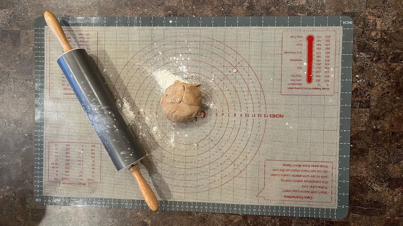 Pastry mat outlet for rolling dough