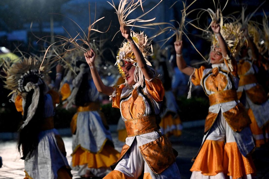 Bailarines tradicionales actúan en Denpasar, en la isla indonesia de Bali.