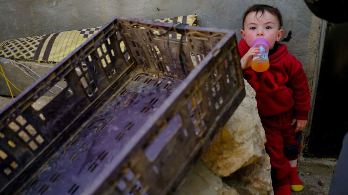 La hija de 18 meses de Hamdan Ballal, Laureen, está de pie frente a la casa de su familia, donde su padre fue agredido la noche del lunes 24 de marzo de 2025.