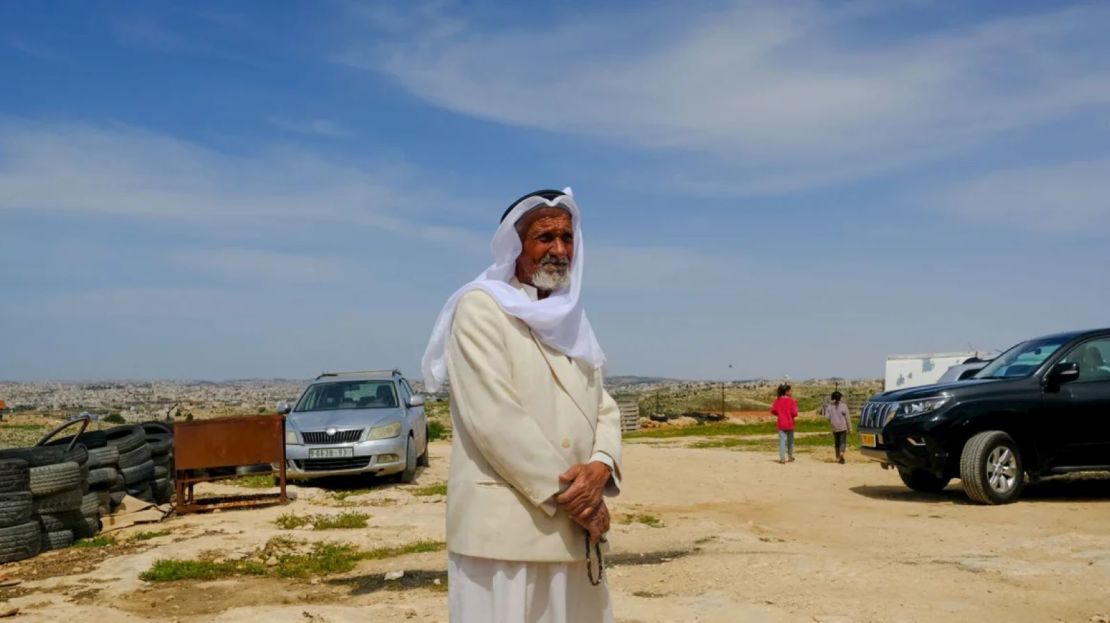 El vecino de Ballal, Mohammed Mughanam, quien también fue atacado por colonos israelíes el lunes, está de pie en su entrada, donde el vidrio roto de la violencia cubre el suelo.<br /><br />