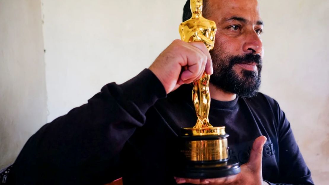 Hamdan Ballal sostiene el Oscar que recibió por “No Other Land”, un documental que codirigió sobre la violencia y el desplazamiento forzado de los aldeanos palestinos en la Ribera Occidental ocupada.