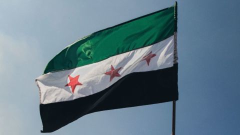 Una bandera de la oposición siria ondea en Damasco, Siria, el 9 de diciembre de 2024, durante una celebración del colapso del régimen de Assad.
