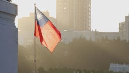Una bandera de Taiwán ondea en el Salón Conmemorativo Chiang Kai-shek en Taipéi el 15 de octubre de 2024.