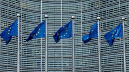 Banderas europeas ondean frente al edificio Berlaymont, que alberga la sede de la Comisión Europea, el 11 de febrero de 2025 en Bruselas, Bélgica.