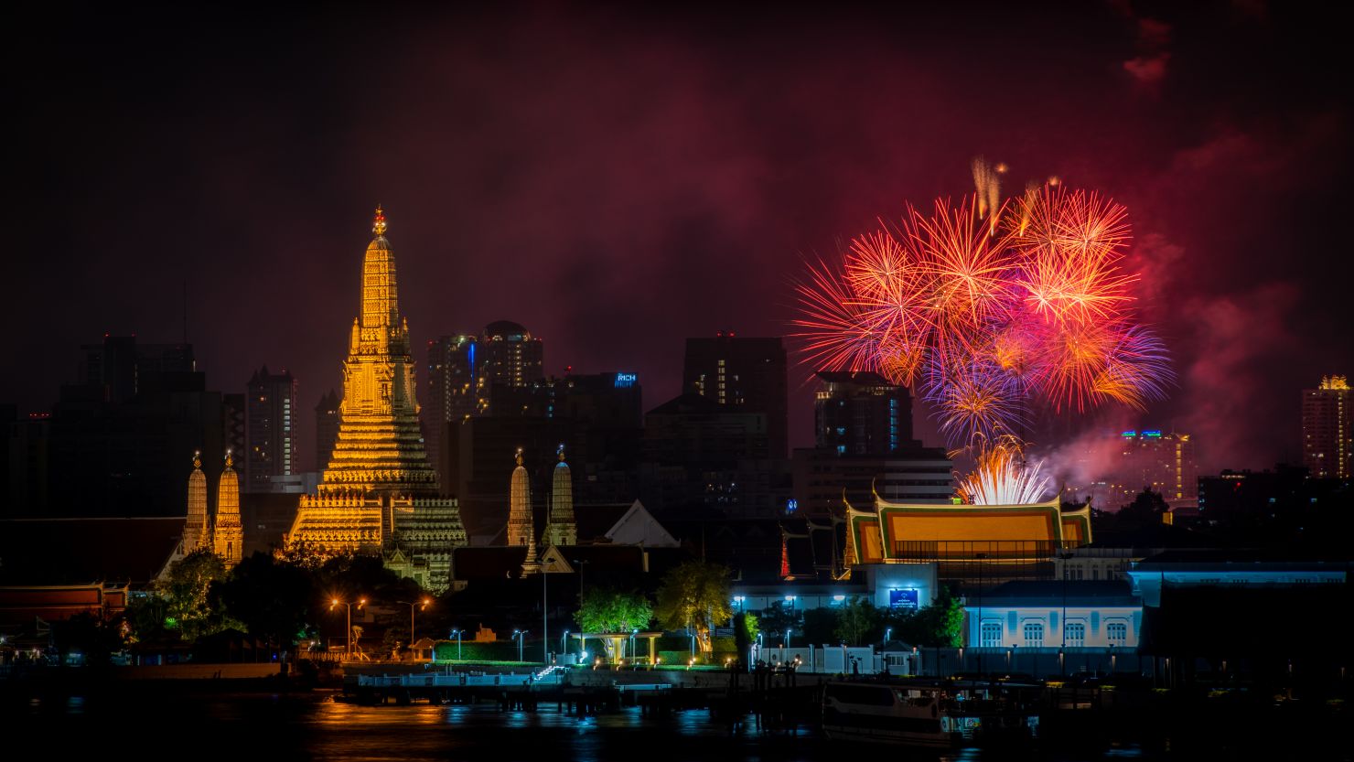 Bangkok-Wat Arun Ratchawararam Ratchaworamahawihan-New Year Festival 2021 (ส่งท้ายปีเก่าต้อนรับปีใหม่) 205634MK.jpg